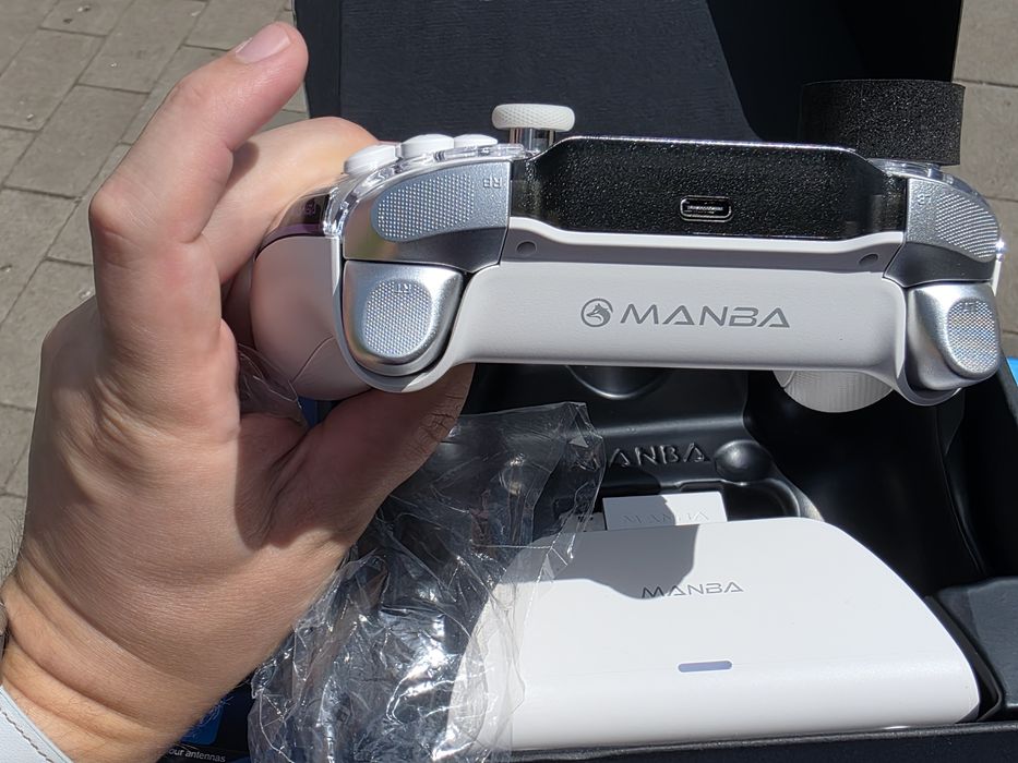 Бездротовий геймпад Manba One з дисплеєм, RGB-підсвіткою та док-стан.