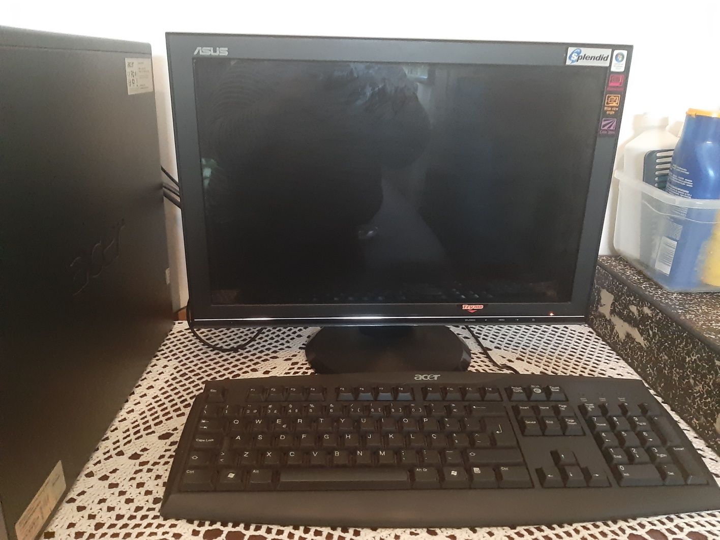 Computador Acer com monitor e teclado