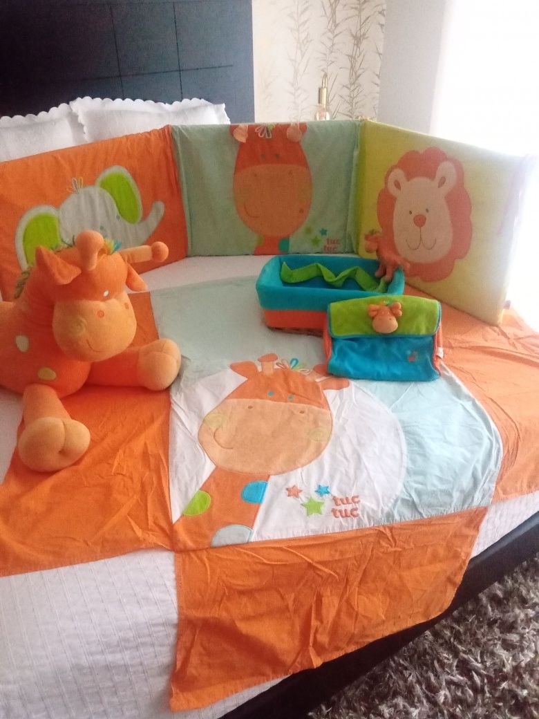 Vendo conjunto textil para  quarto crianca tuc tuc