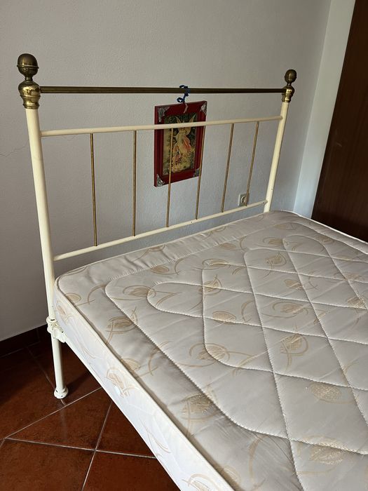 Cama antiga bom estado com dourados