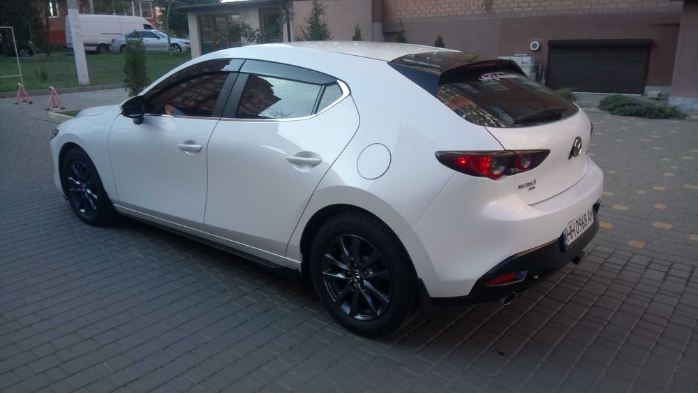 Мазда 3 автомат в белом цвете 2021г mazda 3 automat хэтчбек спорт авто