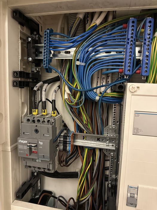 Usługi elektryczne – instalacje, podłączenia, pomiary