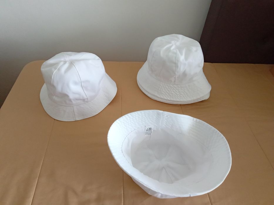 Chapéus em tecido brancos
