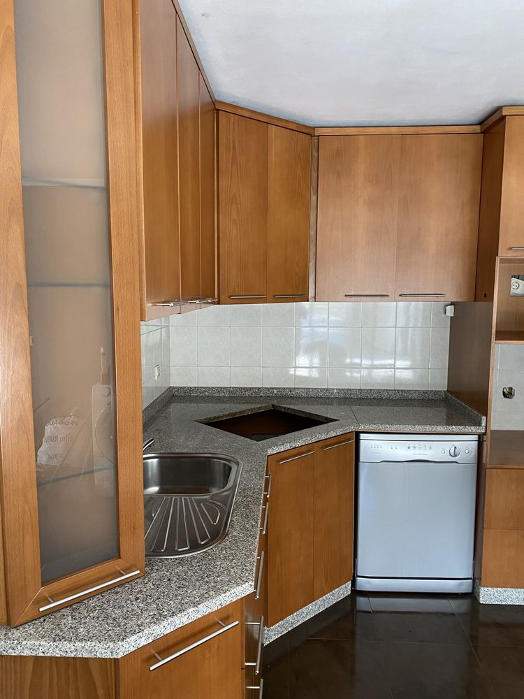 Cozinha de canto com frigorífico e máquina de lavar louça
