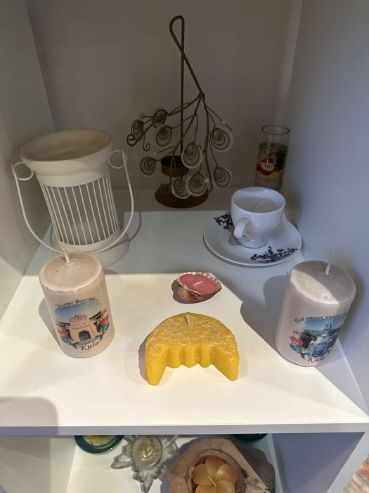 Коллекция свечей и подсвечников с разных стран мира со стеллажом Икея,