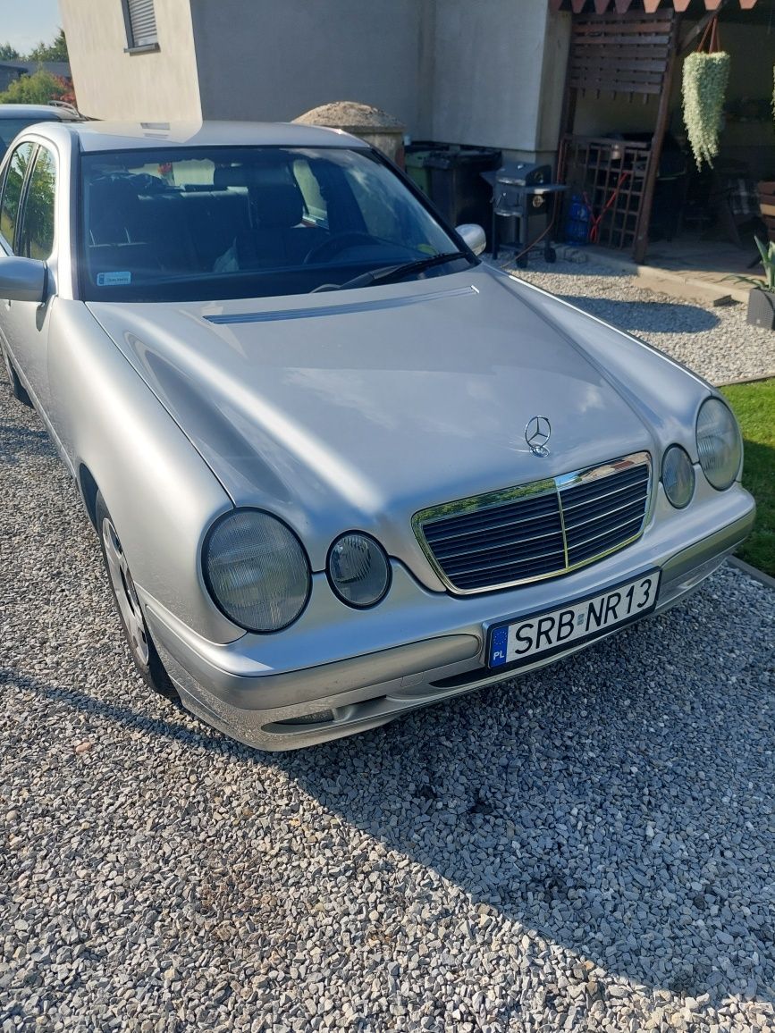 Mercedes-Benz 220