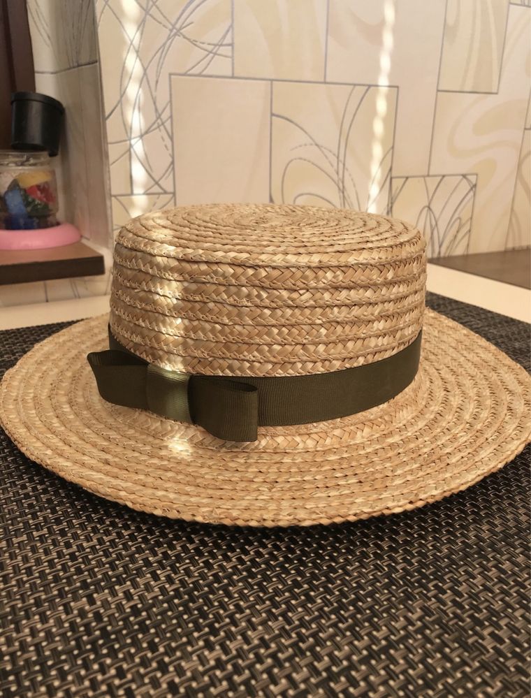 Соломенная шляпка канотье