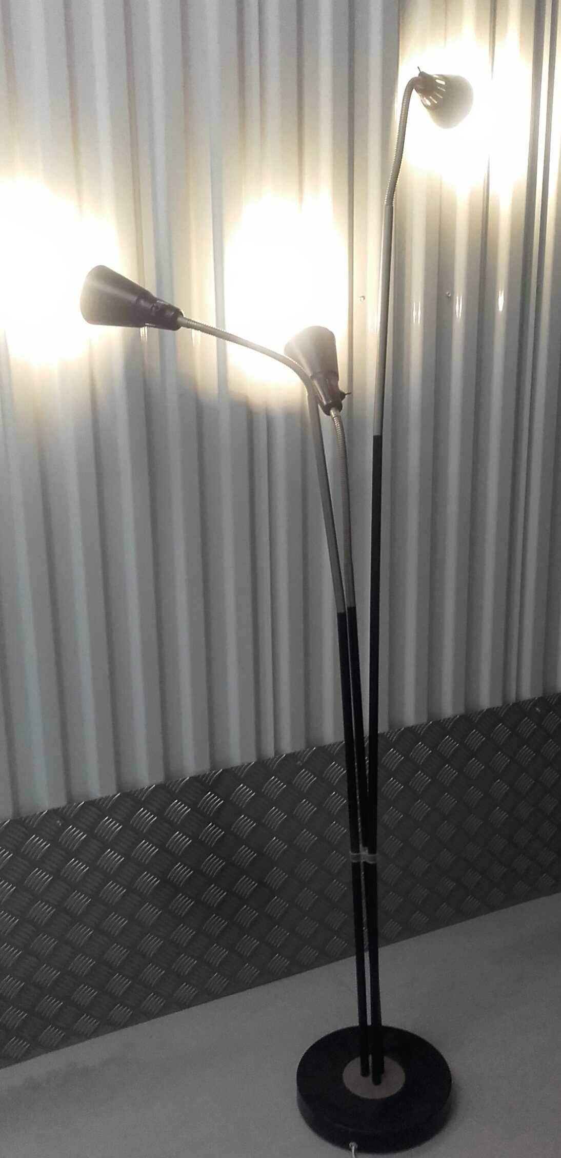 Candeeiro de pé com 3 projectores.