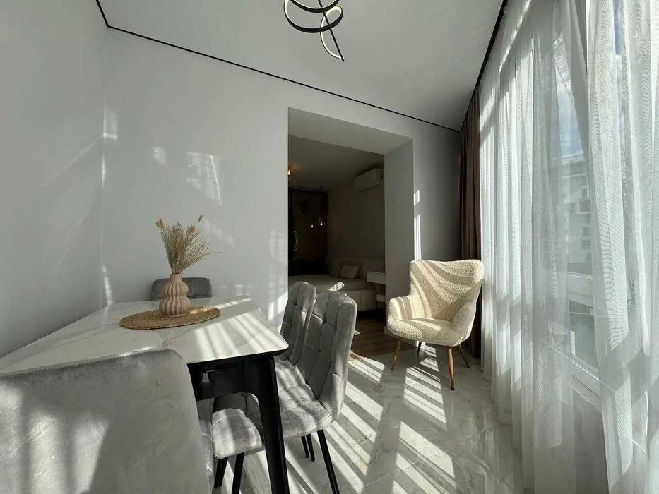 Укомплектована однокімнатна біля озера