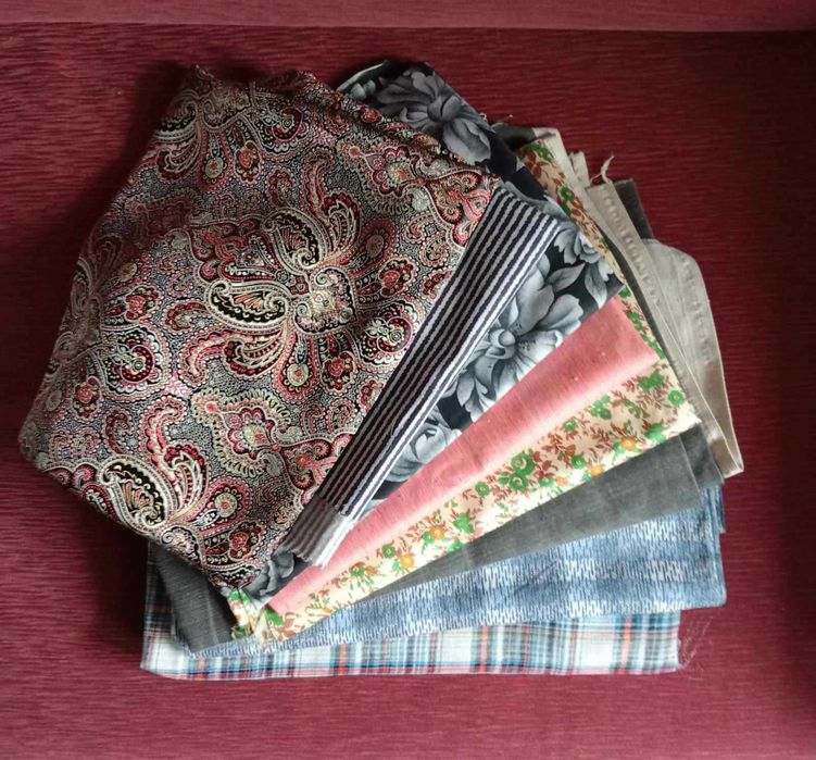 Відрізи різних тканин, різних розмірів, різних фактур.