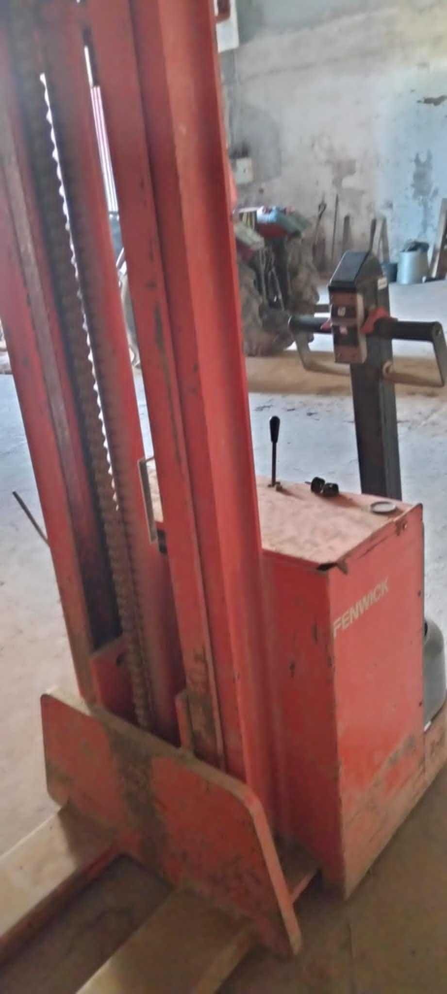 Vendo ou troco empilhador apeado com torre