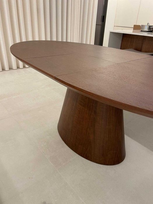 Mesa de jantar oval e extensível em MDF e folheado