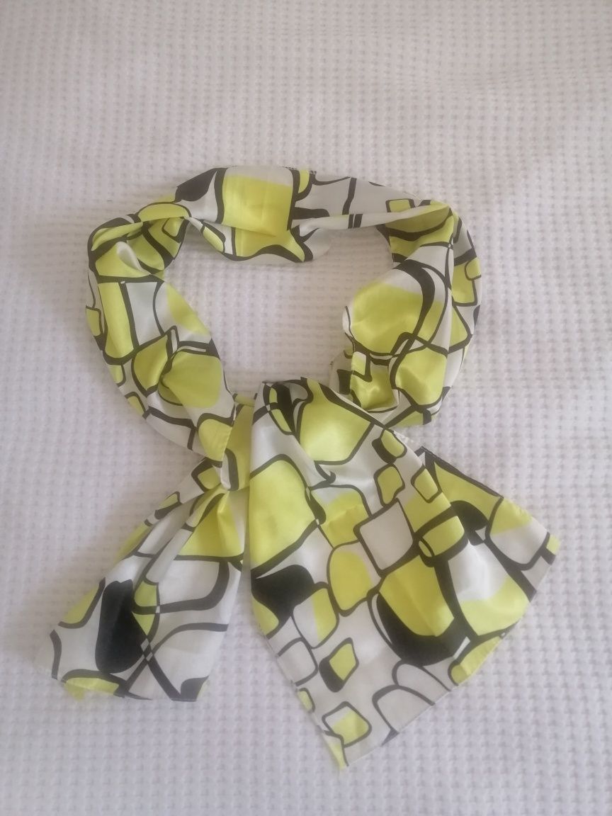 Szaliczek, cienki letni w geometryczny wzór