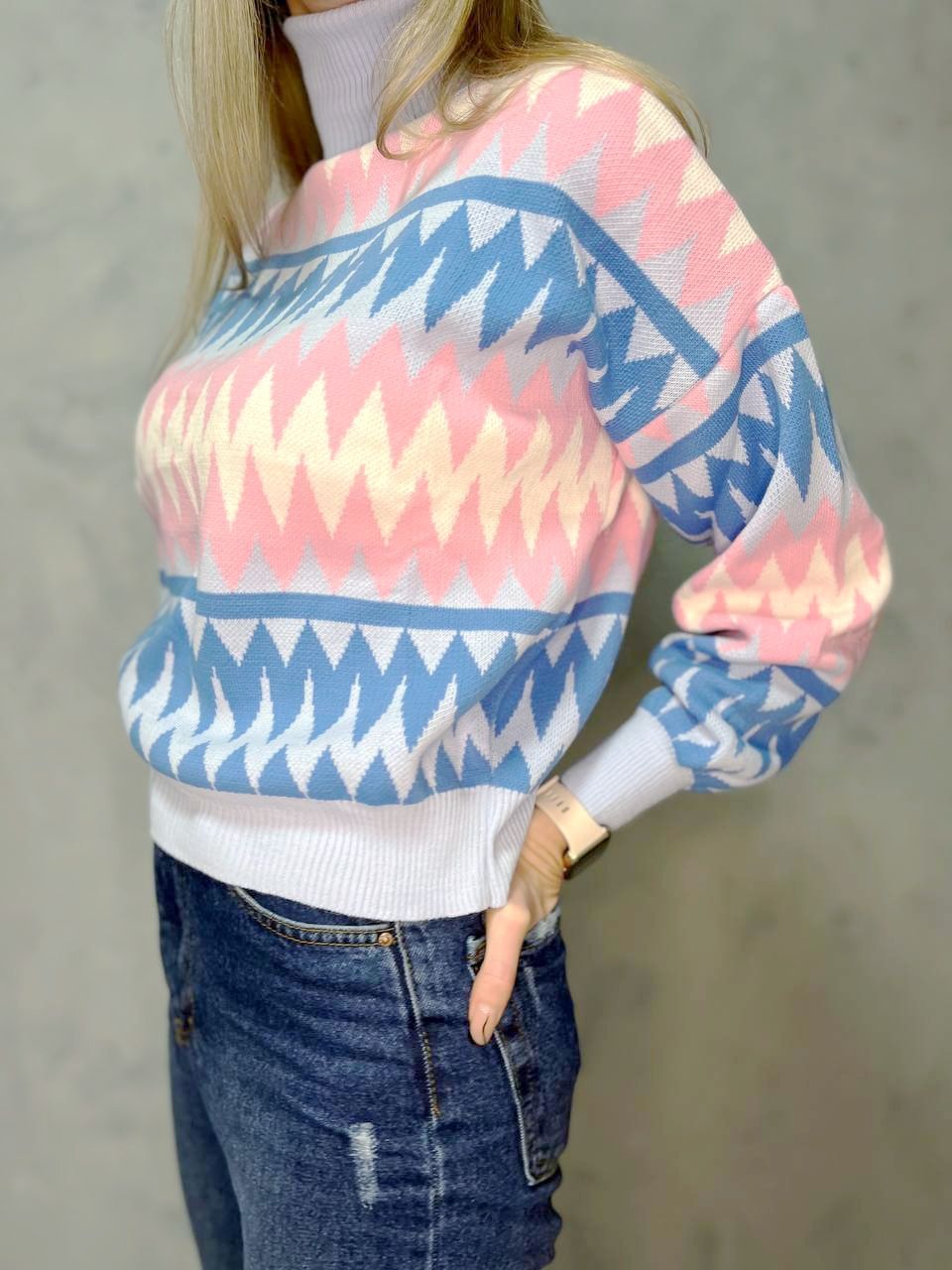 Жіночий светр з геометричним принтом