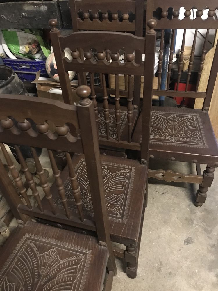 Mesa grande com 8 cadeiras
