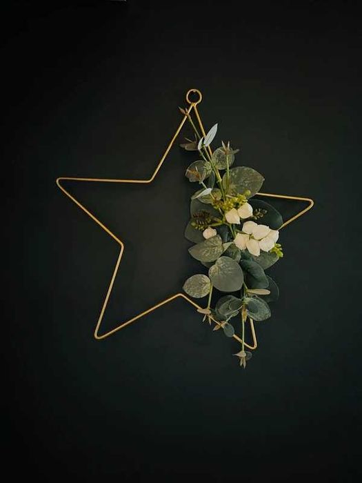 Złota gwiazda dekoracja ze sztucznymi kwiatami Ikea ozdoba na ścianę