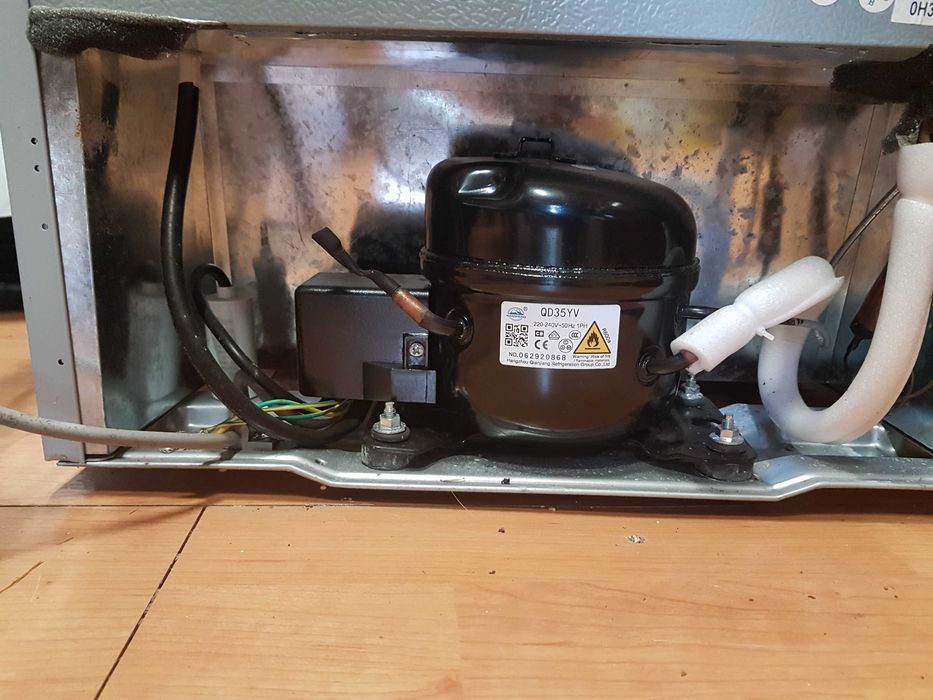 Mała srebrna lodówka CANDY klasa A