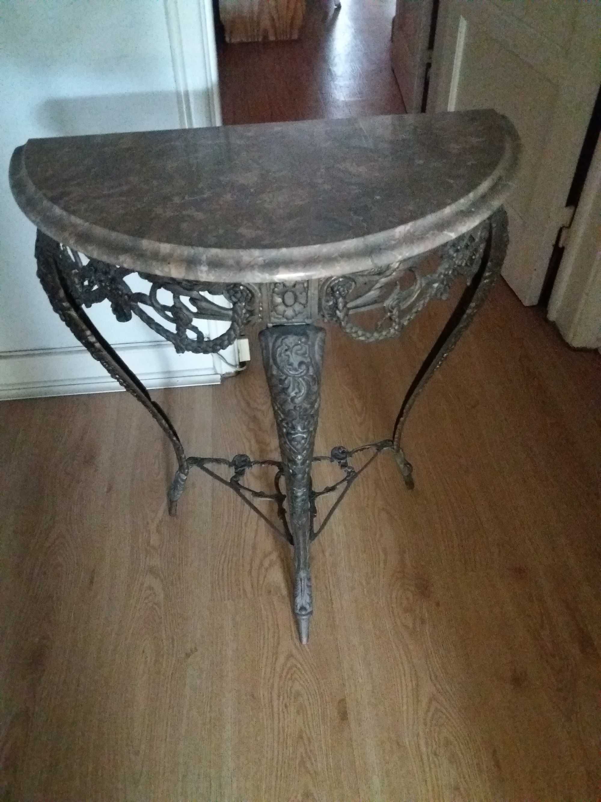 Mesa em metal trabalhado com tampo de mármore e espelho