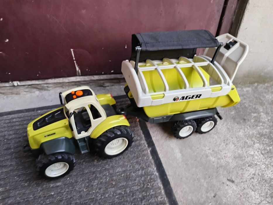 Zabawka traktor z dwoma przyczepami i pługiem śnieżnym