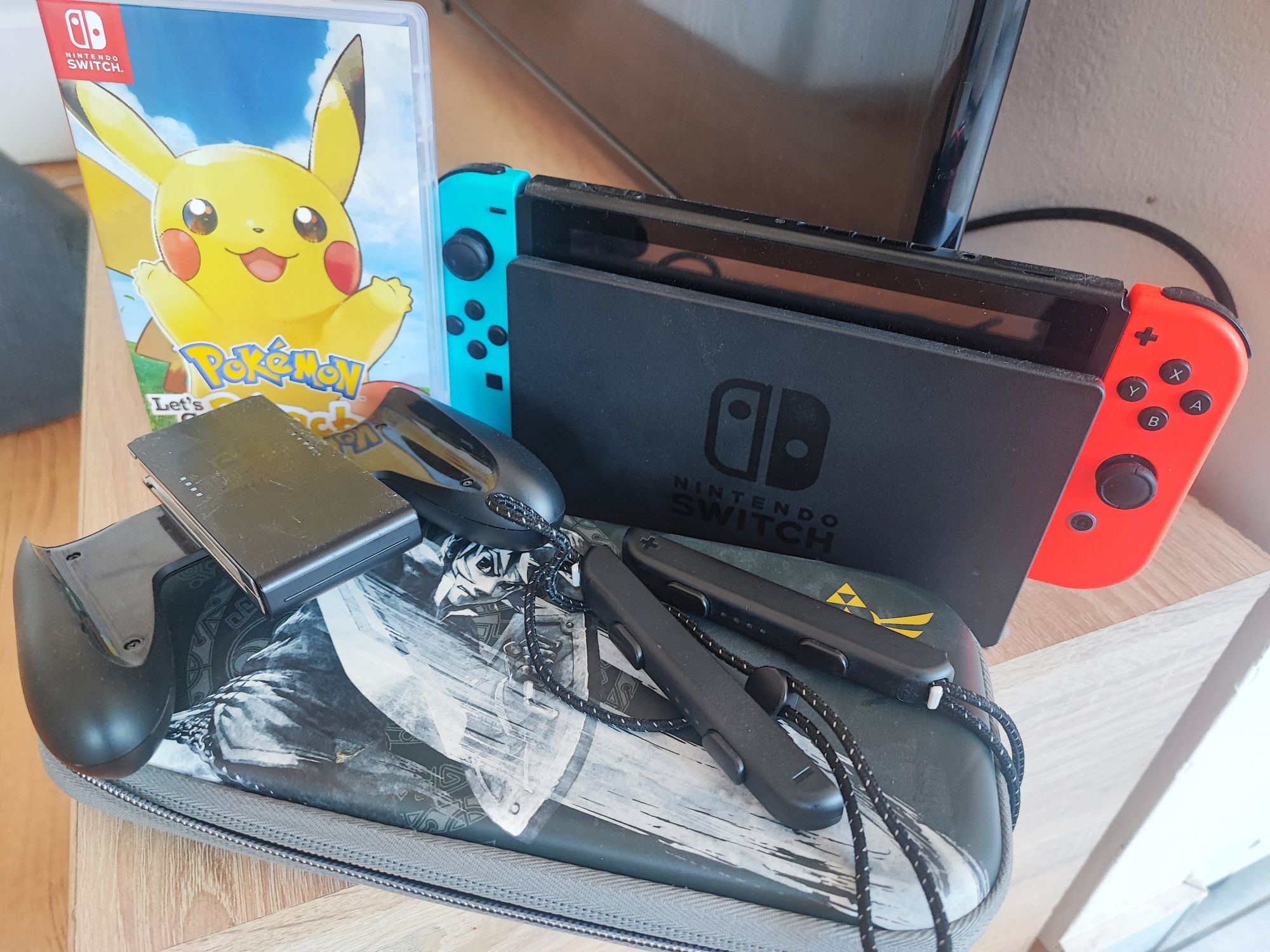 Nintendo Switch + akcesoria + Let's go Pikachu