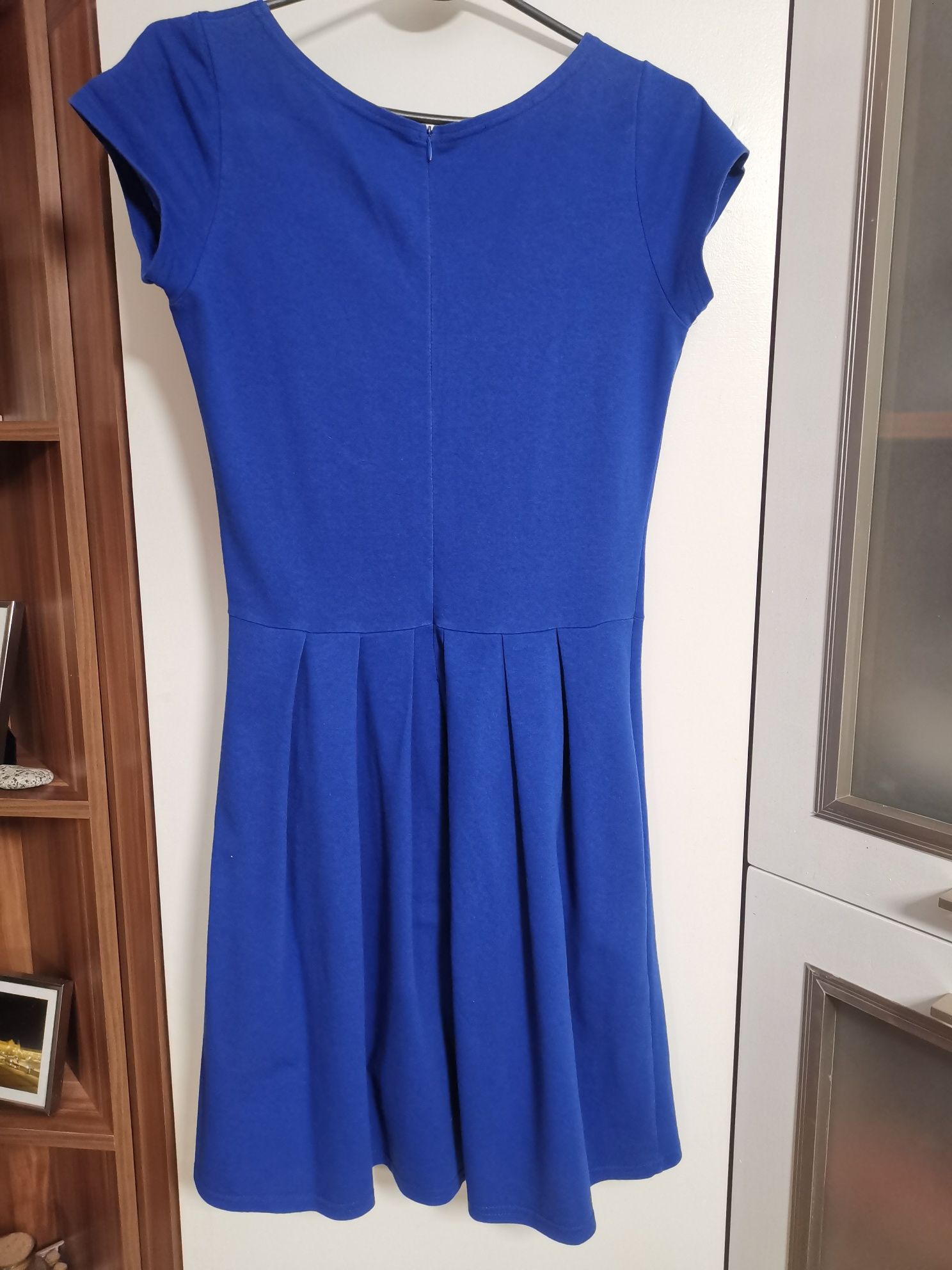 Niebieska/chabrowa sukienka na wiele okazji