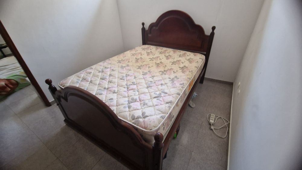 Cama de casal com colchão usado
