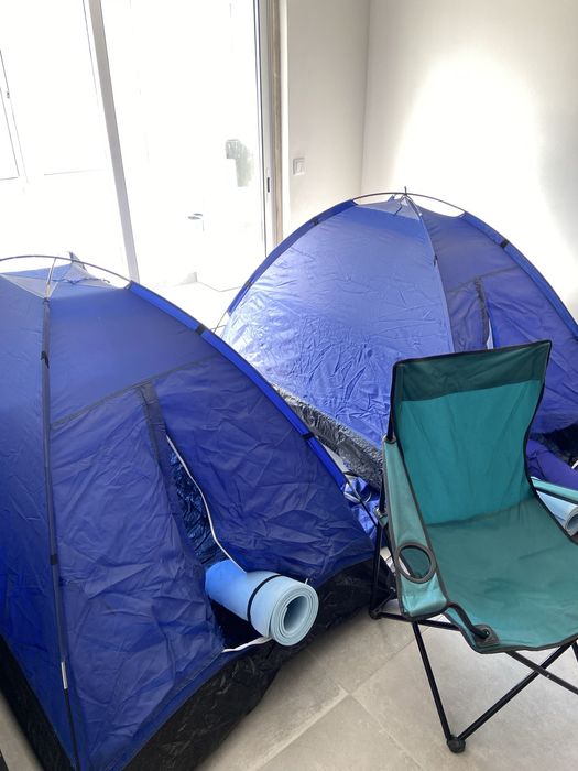 2 tendas de acampamento, 2 sacos cama e 2 tapetes de yoga
