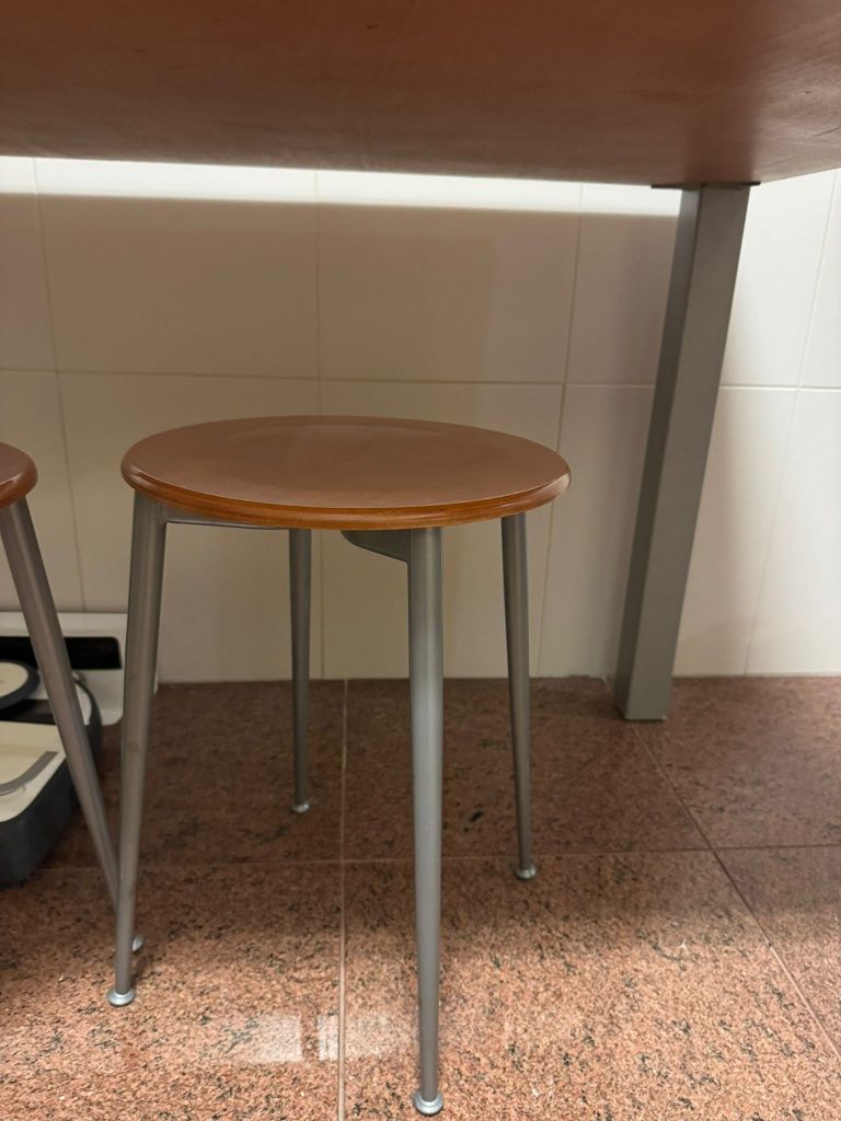 Mesa de cozinha com bancos e cadeiras