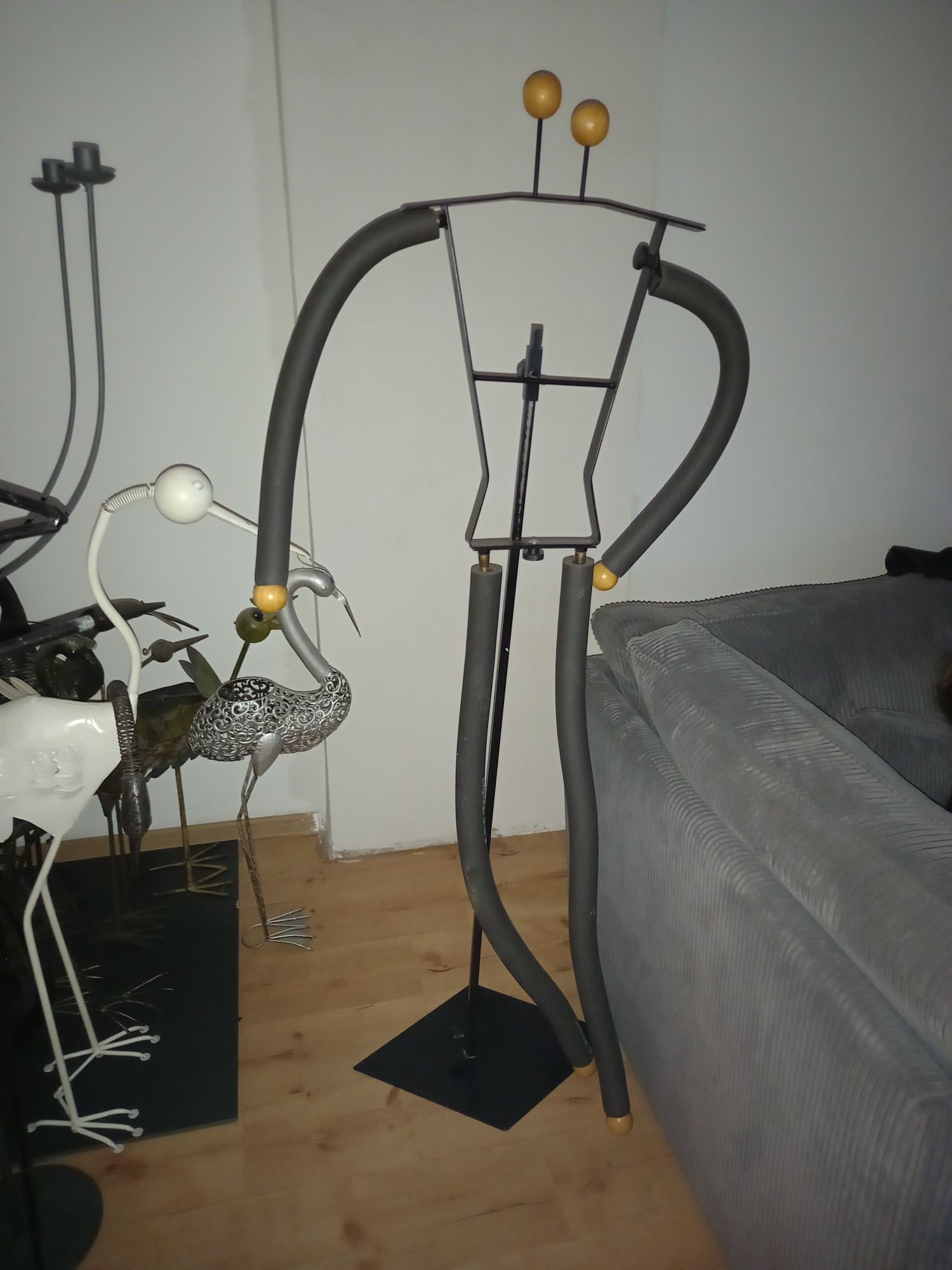 Metalowy stojak wieszak