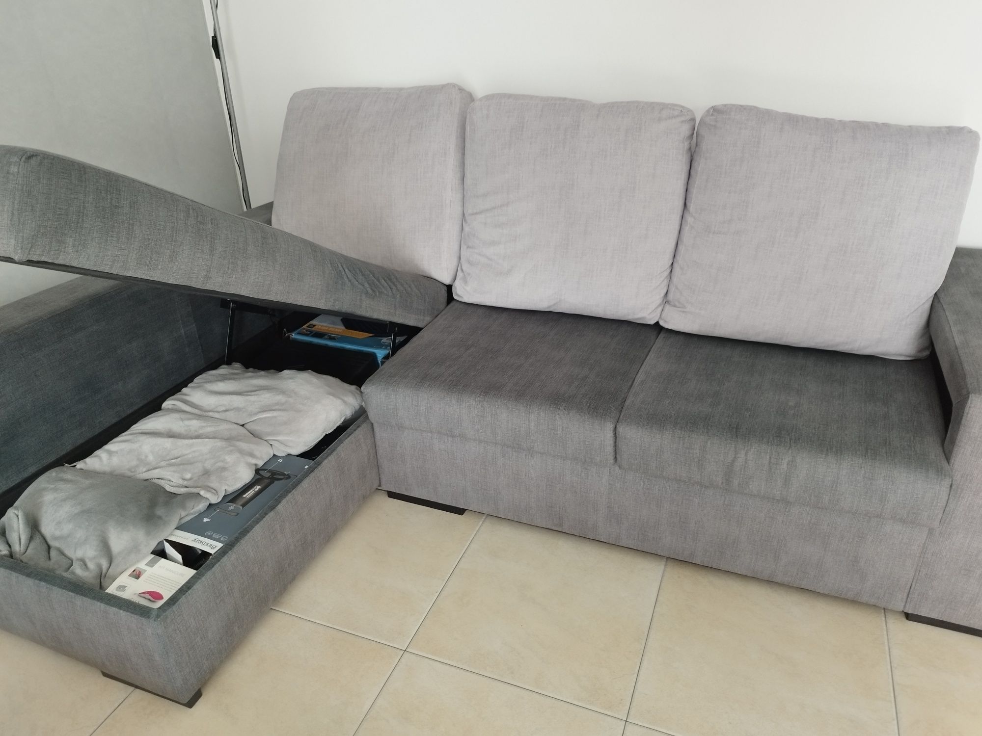 Sofá Chaise Longue com 2 puffs