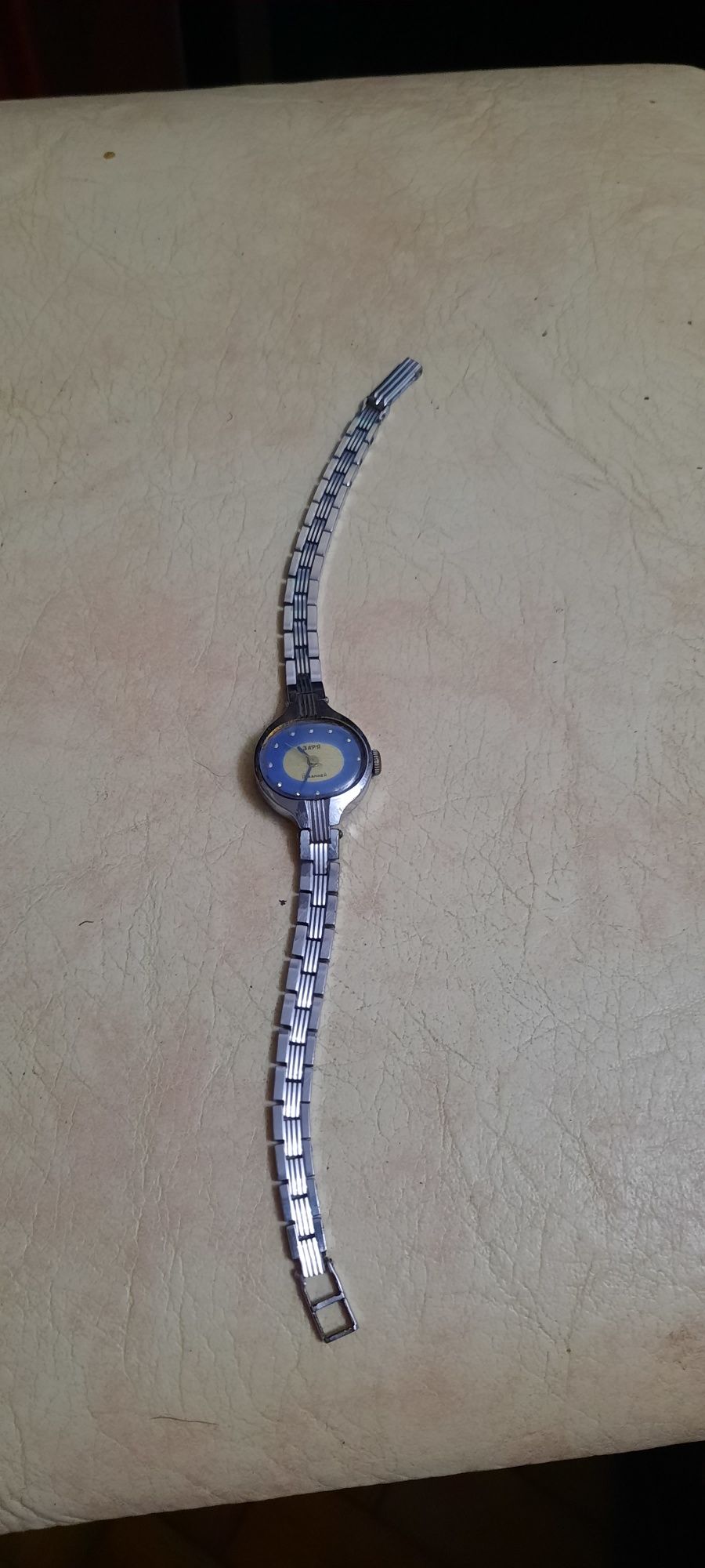 Продам механические наручные женские часы " Заря "