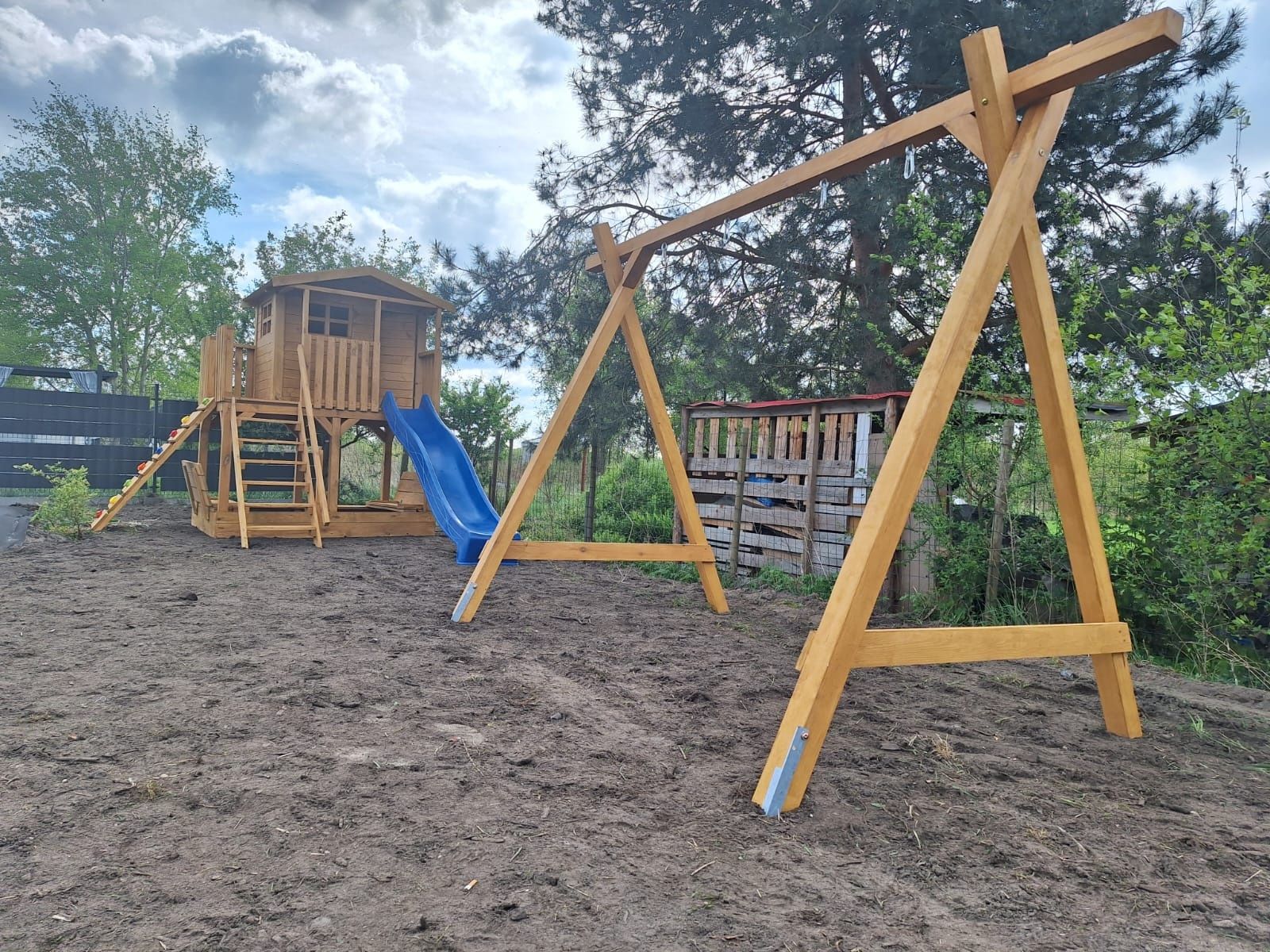 Plac zabaw model Jagoda zjezdzalnia piaskownica huśtawki wspinaczka