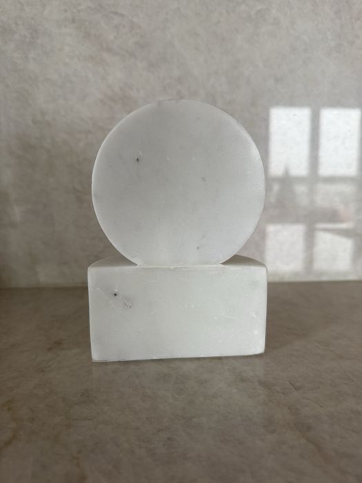 Marmurowa podpórka do książek H&M Home