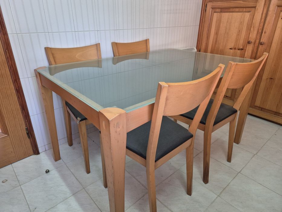 Mesa de cozinha + 4 cadeiras