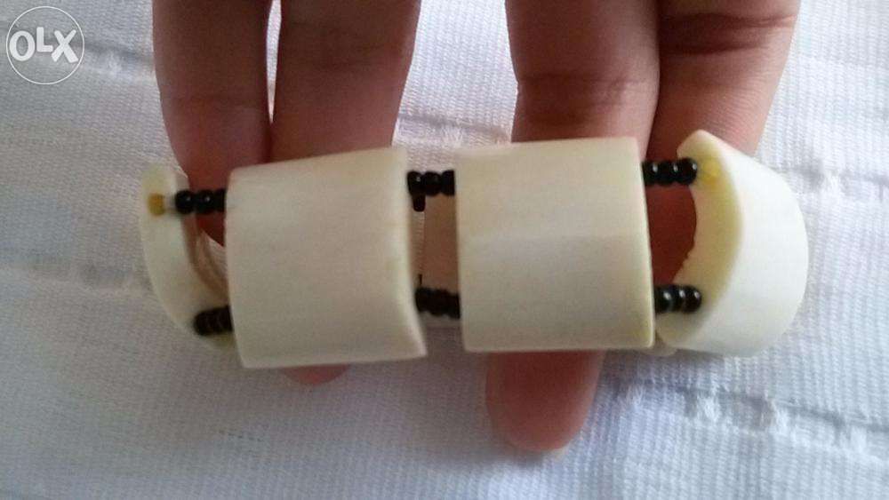 Pulseiras em tons de branco e preto