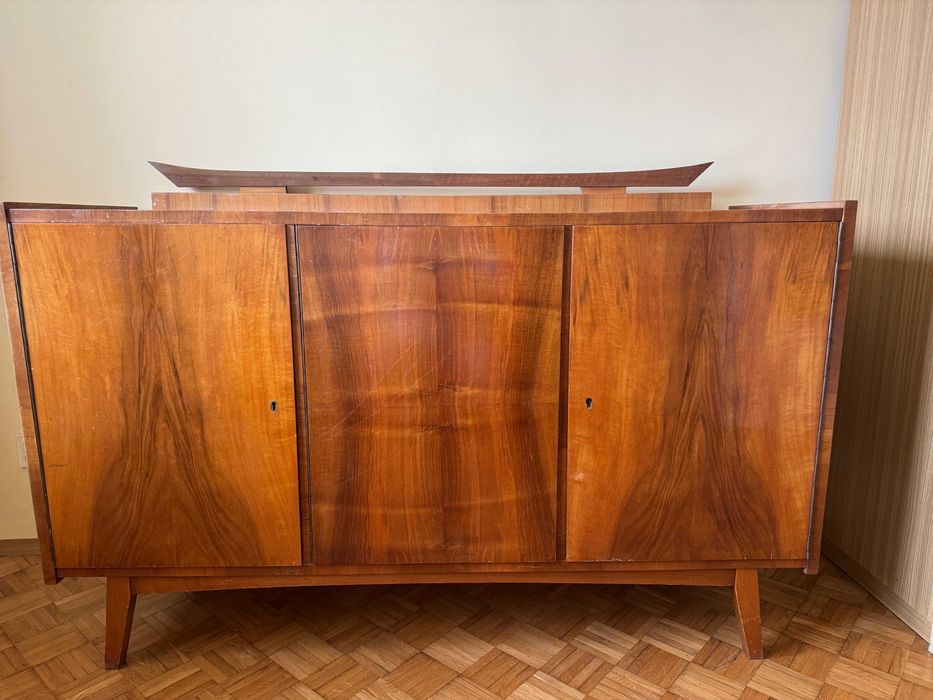 Kredens z drewna z PRL'u