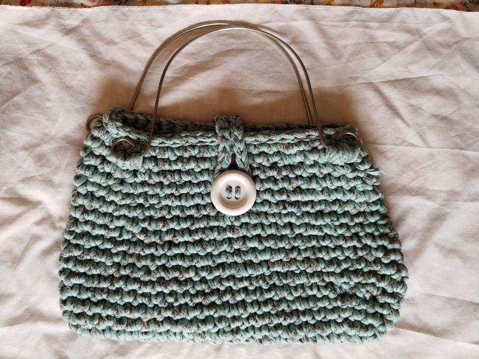 Malas feitas manualmente em tricot