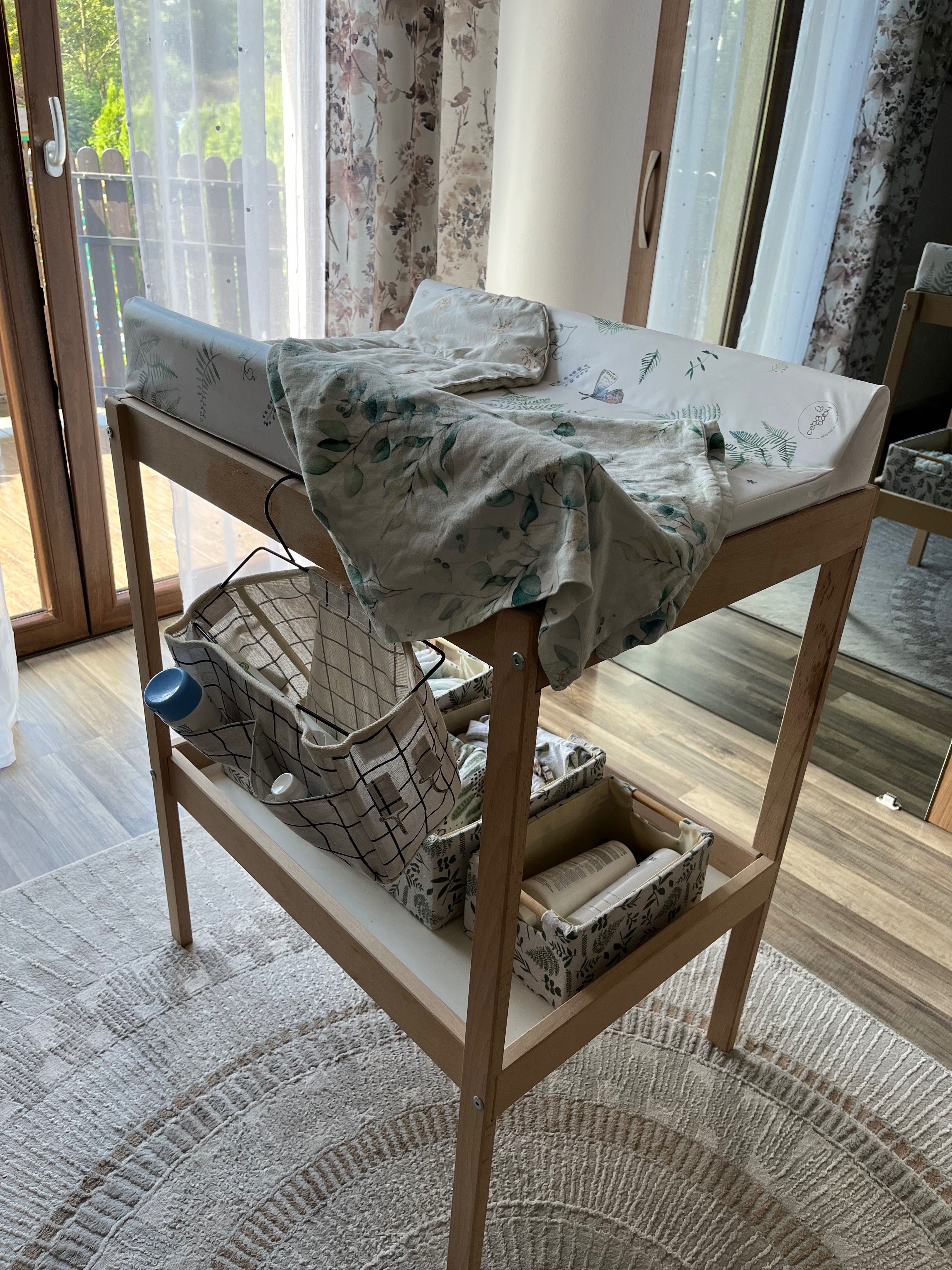 Przewijak Ikea wraz z przewijakiem przenośnym w leśne wzory