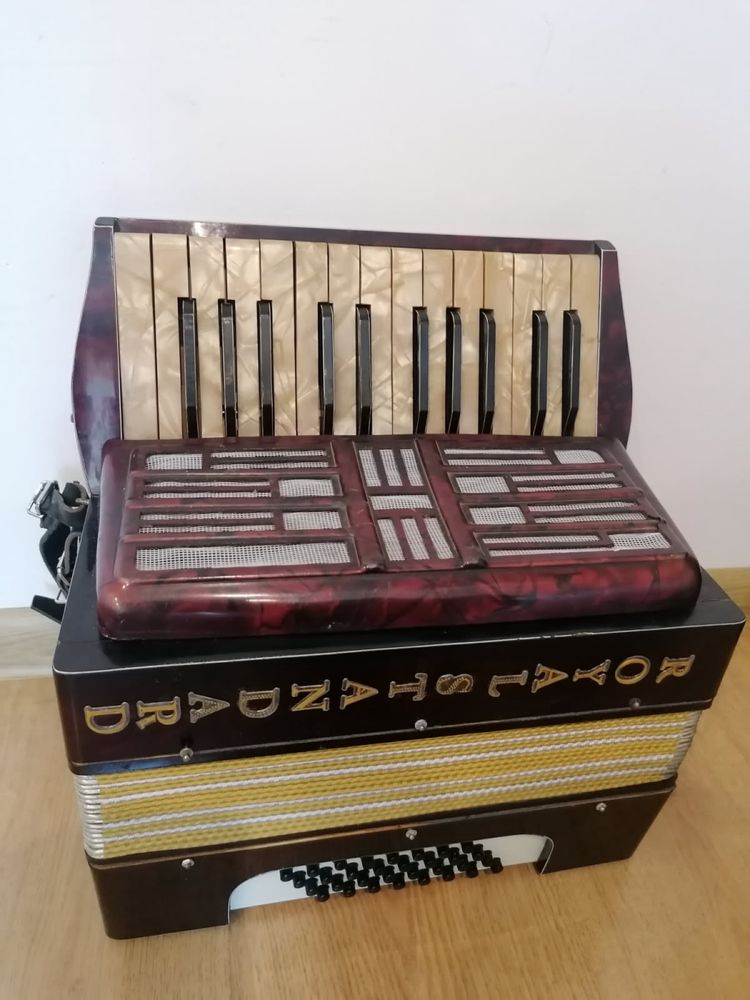 Akordeon Royal Standard 32 basy
