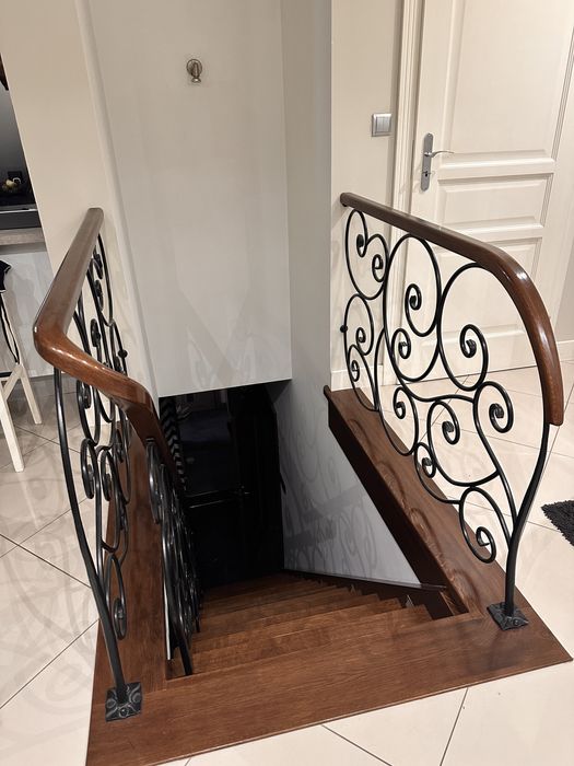 Schody drewniane kuta gięta balustrada wewnetrzne eleganckie