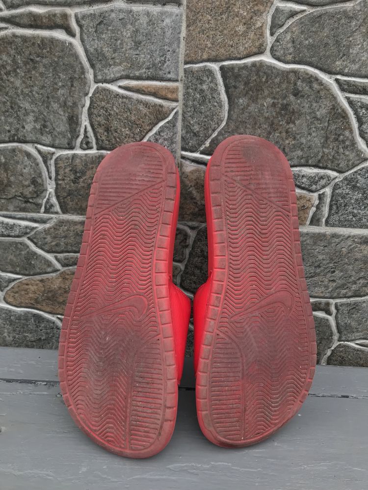 Шлёпанцы тапочки сланцы Nike benassi swoosh red