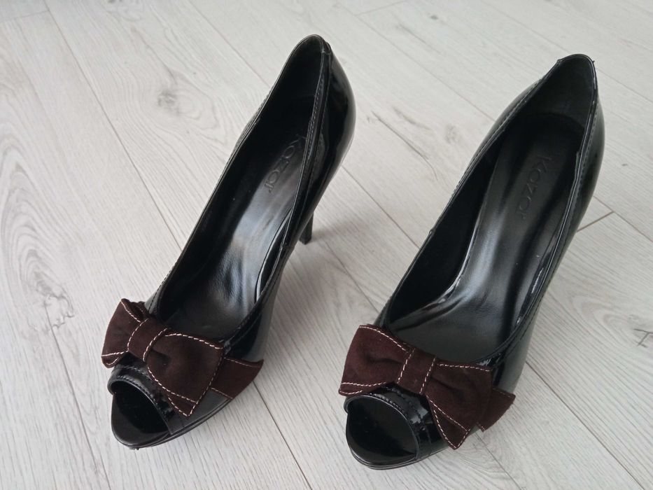 38, Kazar, skóra, szpilki, odkryte palce, czarne, brązowe kokardy