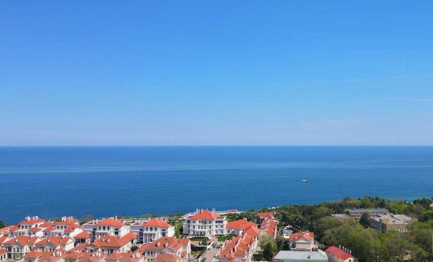Балкон с прямым видом на море, квартира в ЖК "Атмосфера", Аркадия.