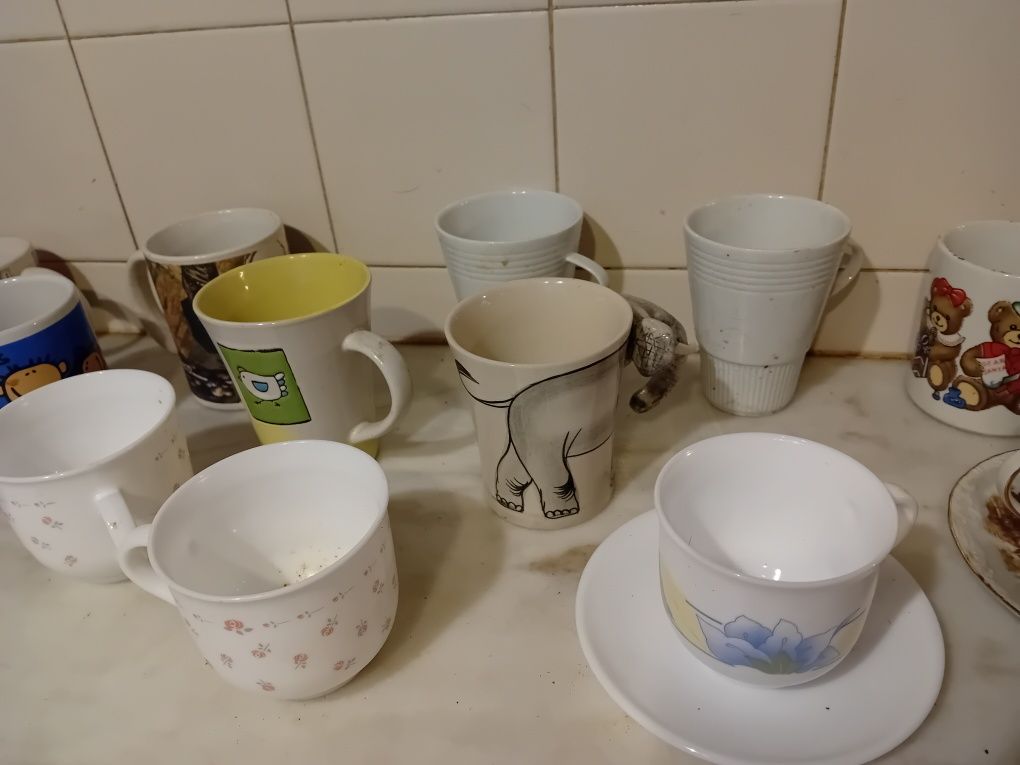Conjunto de Canecas e Chávenas Diversas