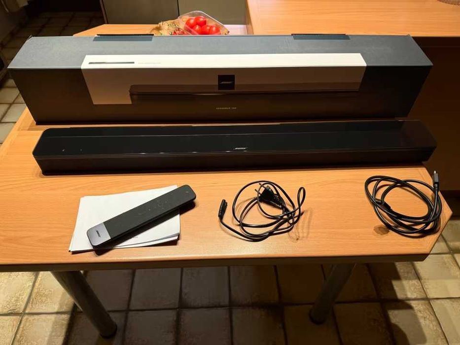 Używany Soundbar Bose 700 z pilotem i okablowaniem