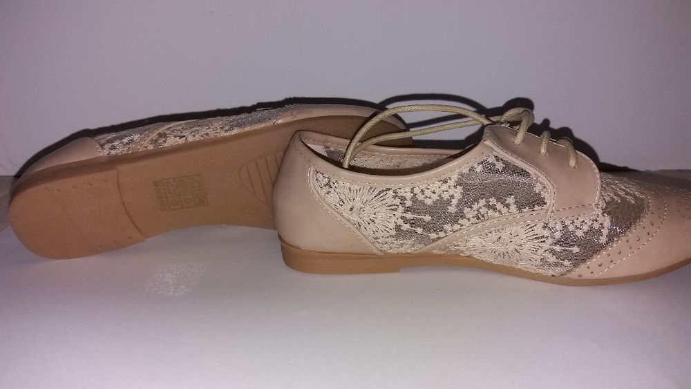 Sapatos de menina creme com renda de cerimónia tamanho 35