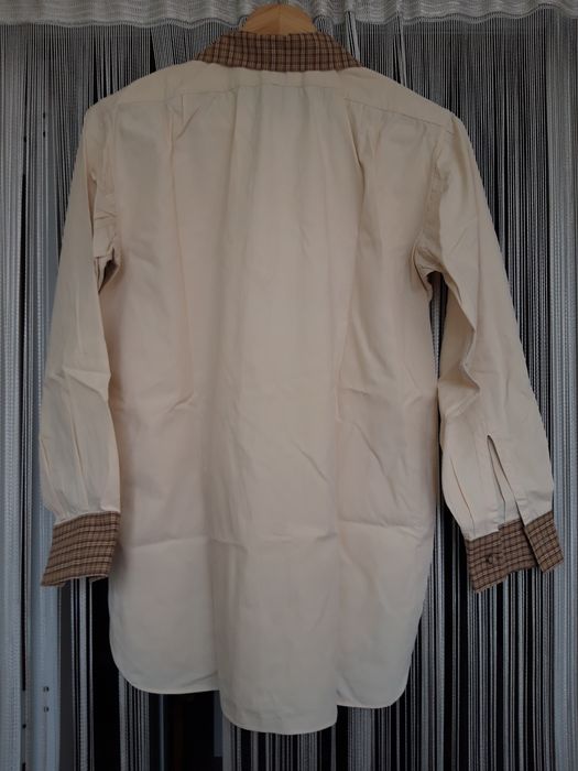 Camisa de mulher de cor bege, com gola, punhos e botões em xadrez cast