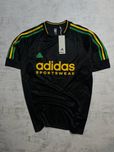 Чорна футболка adidas sportswear — яскравий акцент у спортивному