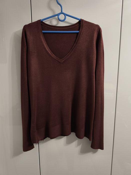 Sweter z dekoltem w literę V