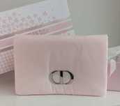 Christian Dior kopertówka puff pudrowy róż różowa CD srebrne logo nowa